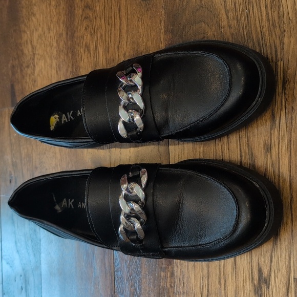 Women's Anne Klein black loafers with silver chain accent size 9M - Picture 2 of 5